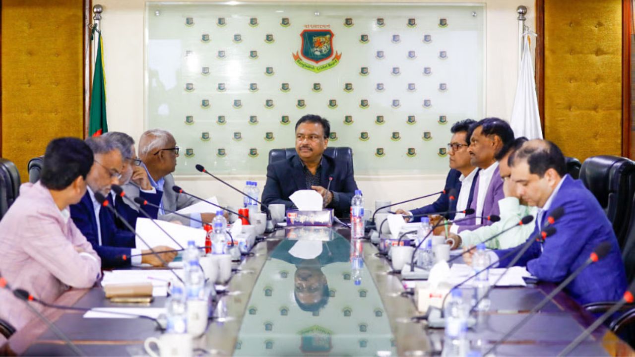 বিসিবি থেকে বাদ ফারুক আহমেদ, এনএসসি বাতিল করলো মনোনয়ন