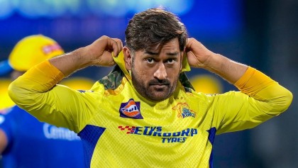 পাঁচ বছরের চোখের ছাড়পত্রে খেলা চালিয়ে যাবেন ধোনি 