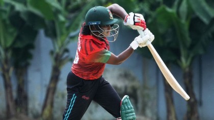দলীয় সংগ্রহ পঞ্চাশের আগেই মেয়েরা অলআউট