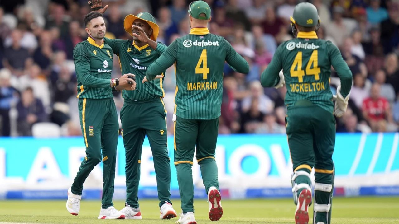 ইংল্যান্ডকে লজ্জার হার উপহার দিল প্রোটিয়ারা