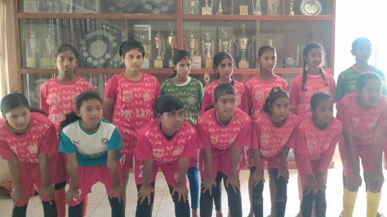 মাঠে নেমেও খেলা হল না গাইবান্ধার নারী ফুটবলারদের